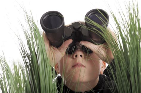 een kind dat met een verrekijker naar vogels kijkt in een park