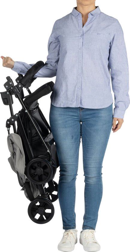 Illustratie van een gezin dat comfortabel instapt met een inklapbare buggy.