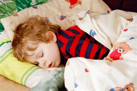 Illustratie van een peuter die vredig slaapt op een matras.