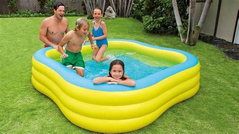 Een gezin geniet van een opblaasbaar zwembad in de achtertuin.