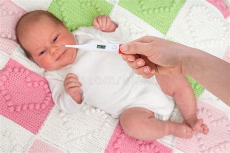Illustratie van de correcte manier om de temperatuur van een baby te meten.