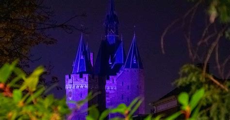 Foto van een ziekenhuisgevel of gebouw dat paars is verlicht ter ere van Wereld Prematurendag.