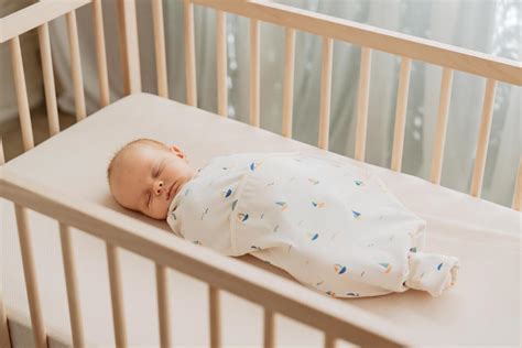 Illustratie van een baby die onrustig slaapt in zijn bedje met verschillende symbolen van ontwikkeling (lopen, praten, etc.) eromheen.