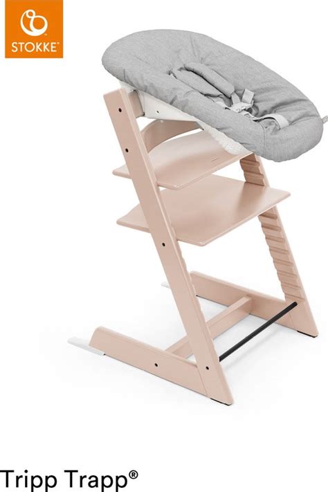 Illustratie van een Stokke Tripp Trapp kinderstoel met verschillende accessoires.