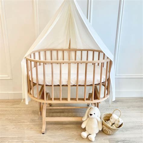 een zachtgekleurde illustratie van een baby in een wiegje