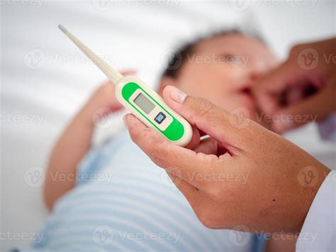baby met thermometer