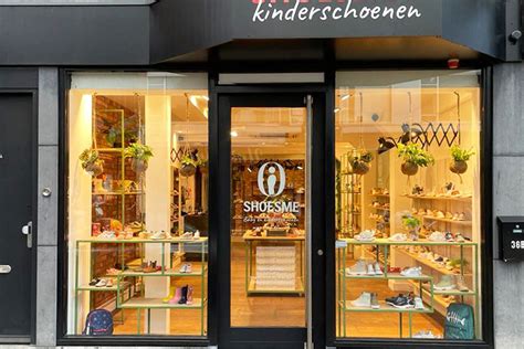 Foto van een winkelinterieur met diverse kinderschoenen, waaronder 