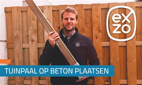 Diverse houten planken, een houten paal, verfkwasten en verfpotten voor het maken van een geboortebord.