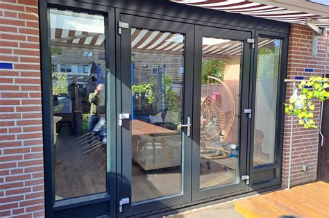 Gedetailleerde close-up van een speelgoedauto met openslaande deuren, waarbij het interieur zichtbaar is