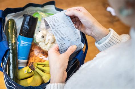 Illustratie van een kind dat boodschappen scant bij een speelgoed kassa