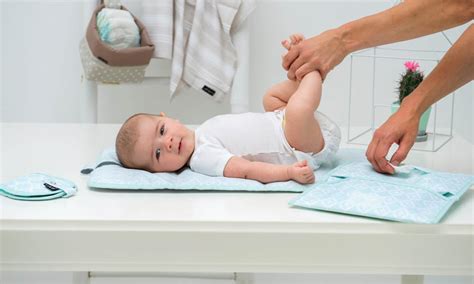 Baby met rode billetjes onder een luier