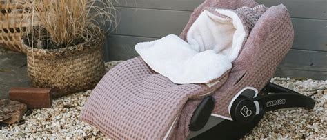 Collage van verschillende Koeka voetenzakken in diverse kleuren en stijlen.