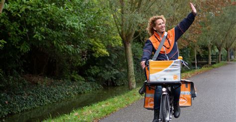 Illustratie van een postbezorger die post sorteert