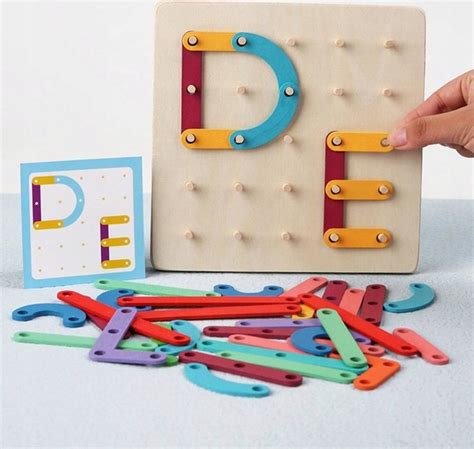 Een vrolijke babyslinger met speelgoed en letters.