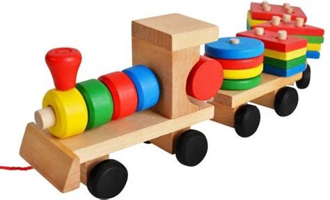 Illustratie van verschillende soorten houten speelgoed, zoals blokken, een trein en een puzzel, die de veelzijdigheid van het materiaal benadrukken.