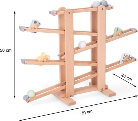 Een gedetailleerde houten knikkerbaan met verschillende hellingen en bochten, waar een kind mee speelt.