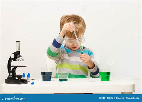 Afbeelding van een kind dat experimenteert met een scheikundeset.