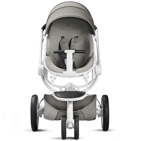 Stijlvolle foto van de Quinny VNC kinderwagen in een stedelijke omgeving.