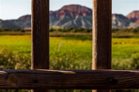 Een tevreden aanstaand stel kijkt samen naar een echo op een scherm.