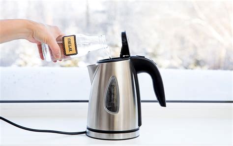Illustratie van het ontkalken van de flessenwarmer met water en azijn.