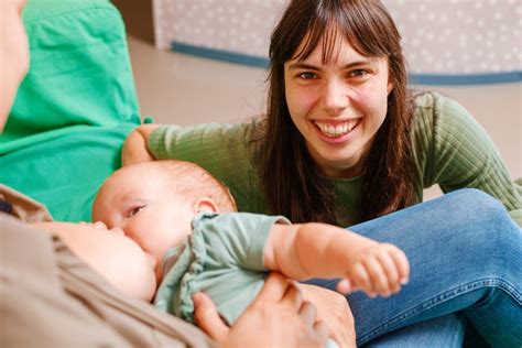 baby die aan de borst drinkt, met een tevreden uitdrukking