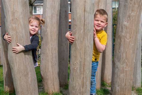 Foto van de buitenruimte van Partou KDV Schinkelstraat met kinderen die spelen.