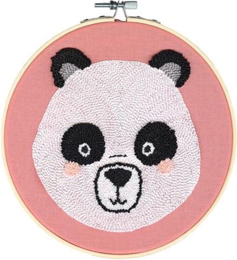 Illustratie van de inhoud van het ReStyle Punchpakket Panda, inclusief stof, garen en borduurring.