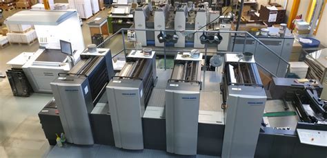 Afbeelding van een moderne drukpers in een professionele drukkerij.