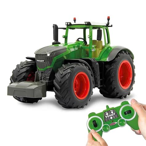 Illustratie van diverse agrarische speelgoedartikelen, zoals tractoren, boerderijsets en kranen.