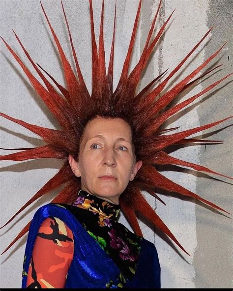 foto van een baby met netjes gestyled haar, met de Zwitsal haargel in de buurt