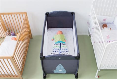 Illustratie van een veilige slaapomgeving voor een baby, met nadruk op een stevig matras, geen losse dekens en een vrije ademruimte.