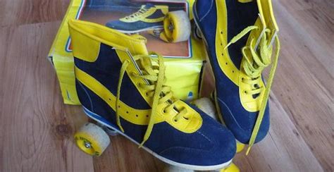 een kind op kleurrijke rolschaatsen in de jaren '80