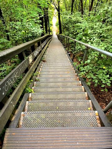 een slinky die naar beneden loopt op een trap