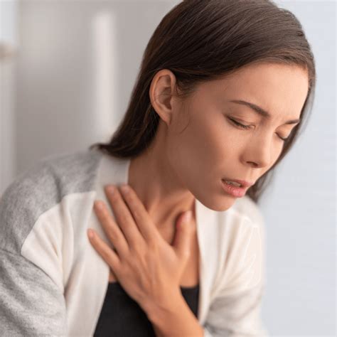 Illustratie van een kind met benauwdheid, met nadruk op intrekkingen bij de borstkas