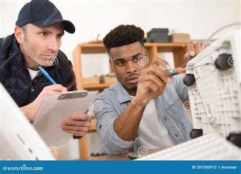 Illustratie die de T-shirt methode voor het vastmaken van de borstriem toont.