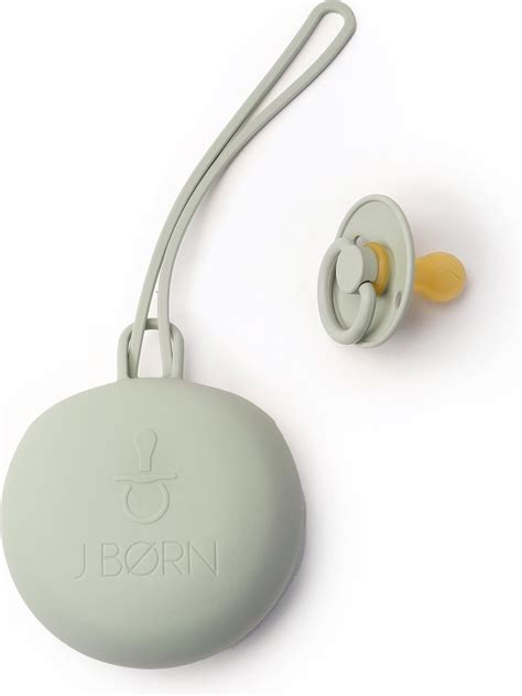 Afbeelding van het BIBS speendoosje met siliconen strap bevestigd aan een kinderwagen