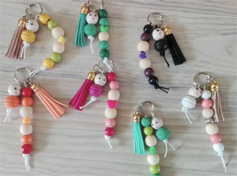 Een compilatie van verschillende zelfgemaakte vaderdagcadeaus, zoals kaarten, sleutelhangers en beschilderde stenen.