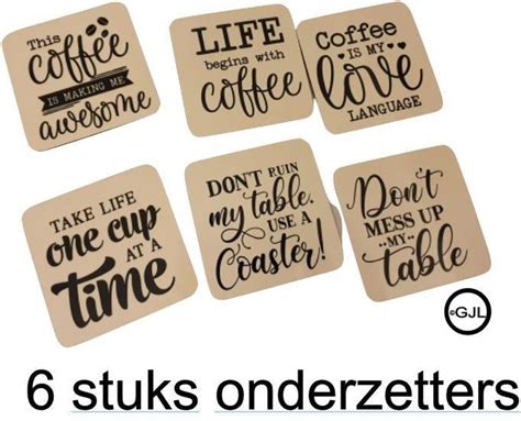 Een set zelfgemaakte onderzetters met vrolijke tekeningen en tekst.