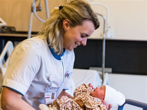 Illustratie van een baby die door een verpleegkundige wordt onderzocht, met een focus op interactie en aandacht