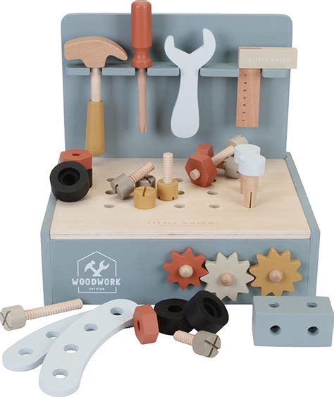 Verschillende houten gereedschappen en accessoires die bij de Little Dutch werkbank geleverd worden.