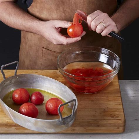 Illustratie van de verschillende methoden om tomaten te ontvellen