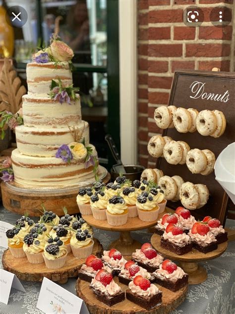 Voorbeeld van een kinderverjaardag sweet table met diverse taartjes, cupcakes en decoraties.
