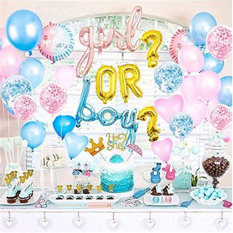 Decoratie voor een gender reveal feest met roze en blauwe ballonnen en confetti.