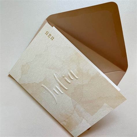 Illustratie van een geboortekaartje met goudfolie en preeg