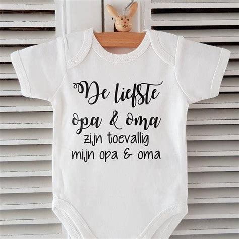 Een schattig babyrompertje met een tekst als 'I Love Opa & Oma' of 'See you in November'.