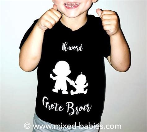 Een kind met een T-shirt waarop staat 'Ik word een grote broer' of 'Ik word een grote zus'.