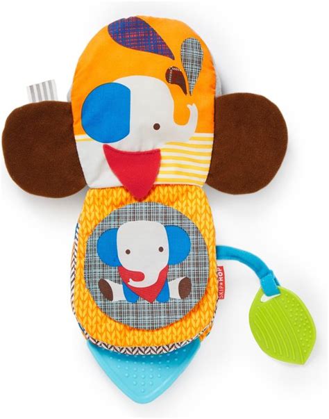 Close-up van een Skip Hop Bandana Buddy knuffel die aan een kinderwagen hangt, met zichtbare texturen en een bijtring.