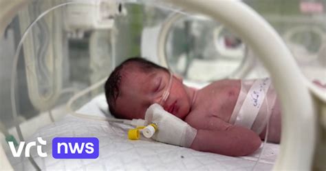 baby die wordt aangekleed door een volwassene