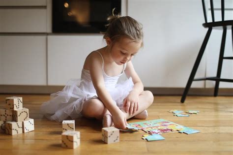 een kind dat aan het puzzelen is