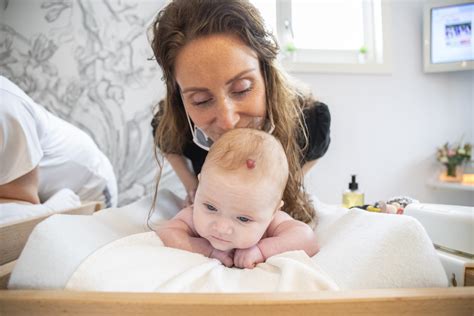 Ilse geeft demonstratie babymassage aan een ouder en baby